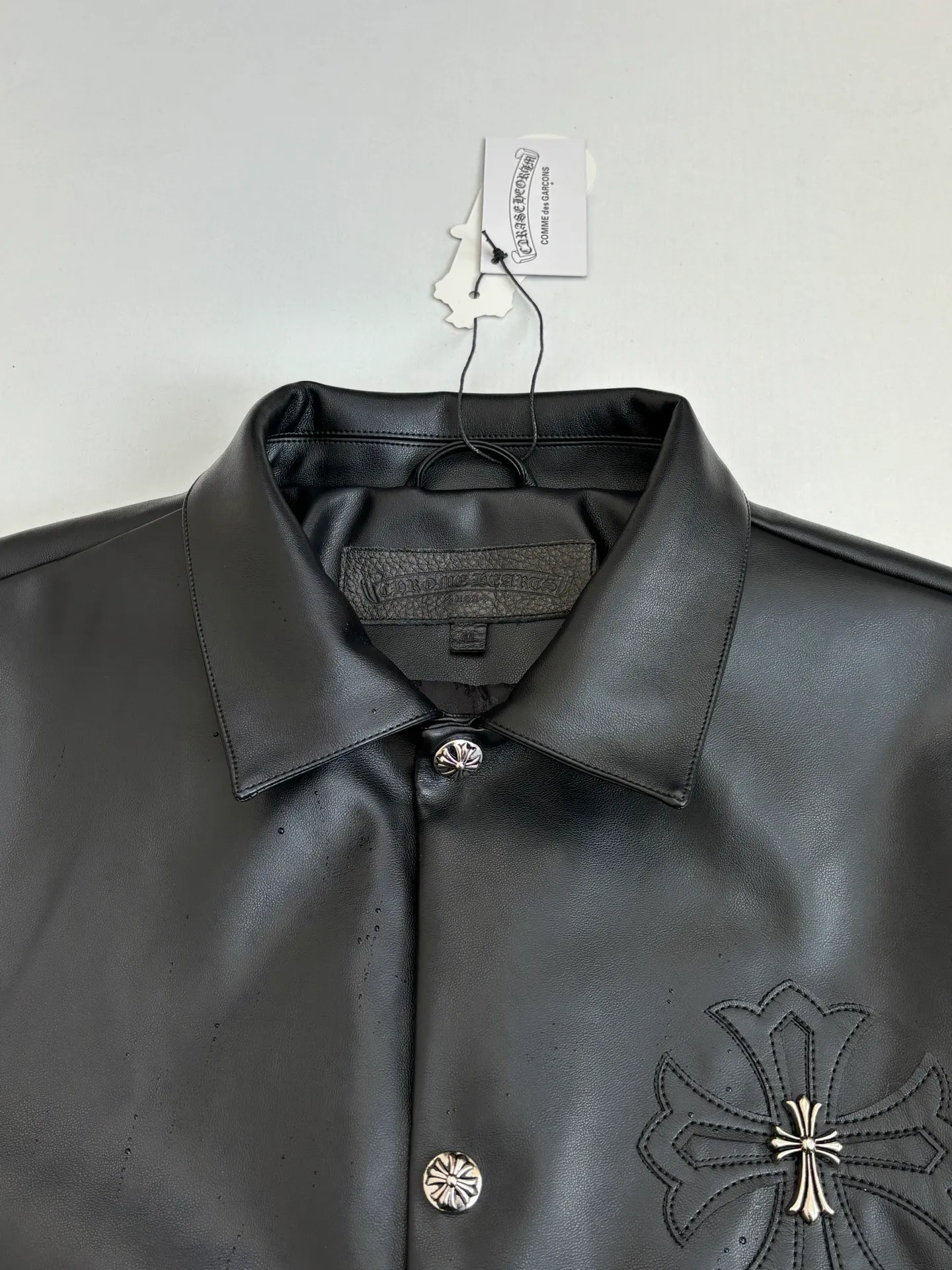 P580 Chrome Heart*/Chrome Heart Hardware Cross Leather Snap Button Jacket Originally purchased for 84,300, the fabric is made of black pebbled two-layer cowhide, customized silk jacquard logo lining, embroidery is processed by TAJIMA machine, patch embroidery technology, imported template machine shape on the back, customized genuine leather trademark, customized genuine leather size, customized 5.8cm metal logo mark, customized 18mm four-button buckle, customized 18mm two-button button, a full set of three-label accessories, exclusively produced.  Size：S/M/L/XL